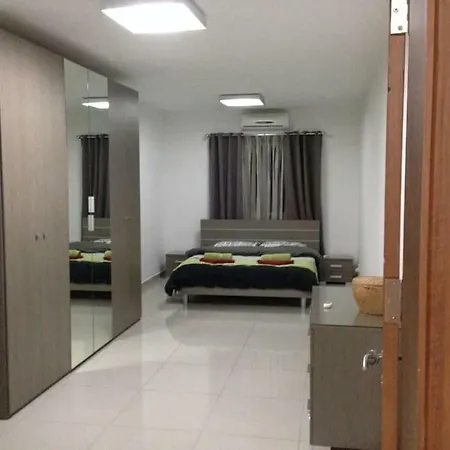Apartman Spacious Seaside With 60sqm Backyard San Pawl il-Baħar