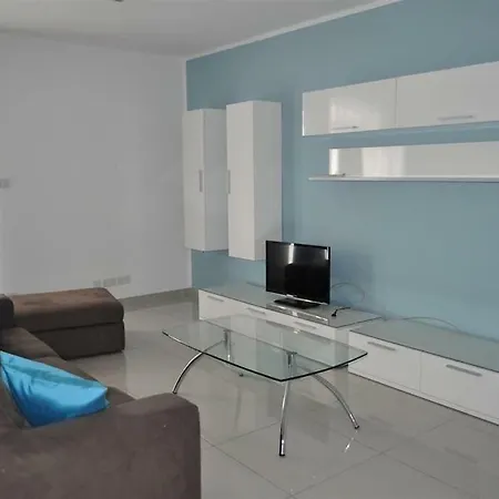 Spacious Seaside With 60sqm Backyard Apartman *