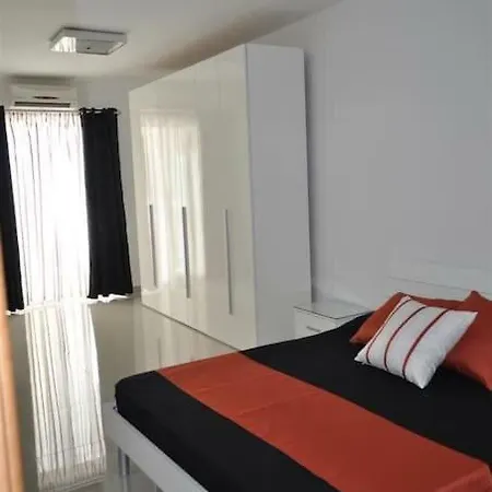 Spacious Seaside With 60sqm Backyard